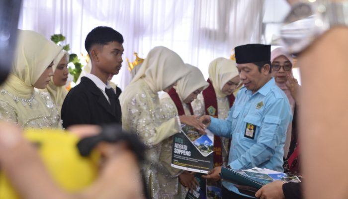 Mobil Angkutan MTsN Soppeng Terjun ke Sungai Kepala Madrasah Menangis di Podium