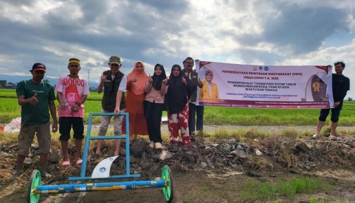 Pangkas Waktu dan Tenaga Petani UNM Terapkan Alat Tanam Padi Sistem Tabur 