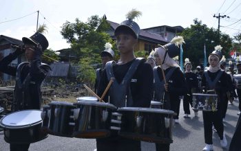 Aksi Memukau Drumband SMP 2 Marioriwawo Curi Perhatian