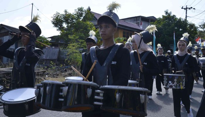 Aksi Memukau Drumband SMP 2 Marioriwawo Curi Perhatian