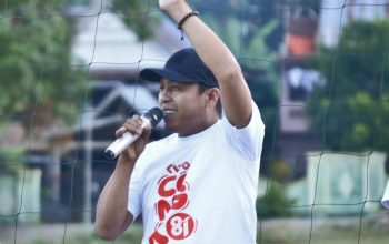 Lambaikan Tangan Kades Congko Sampaikan Cinta untuk “Anak-anaknya” di Senja Hari