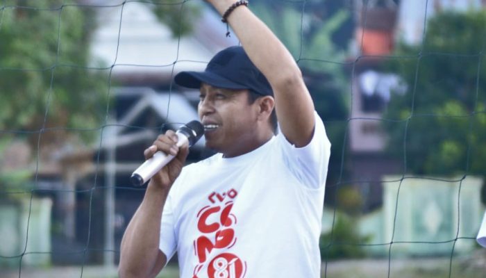 Lambaikan Tangan Kades Congko Sampaikan Cinta untuk “Anak-anaknya” di Senja Hari