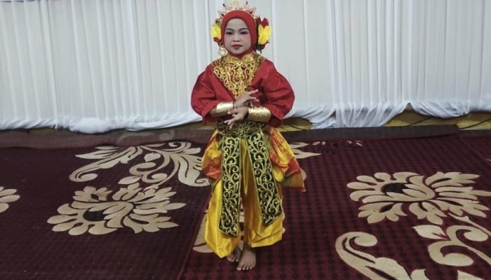 Fatimah Azzahrah Putri H. Kusman Aras Tampil Menawan Persembahkan Tari Maddende