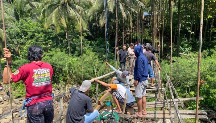 Besama Warga Kades Pallawa Perbaiki Jembatan