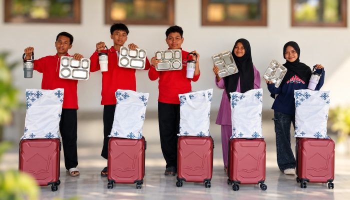 Siswa SRT 64 Soppeng Terima Beragam Perlengkapan dari Kemensos