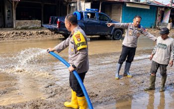 AKBP Rujiyanto Turun Tangan, Bantu Korban Banjir