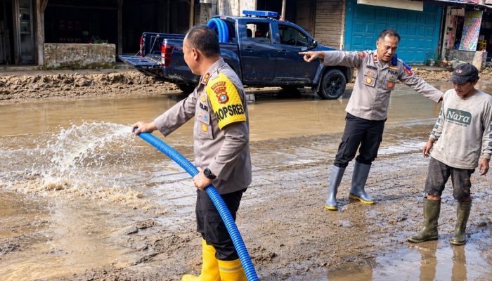 AKBP Rujiyanto Turun Tangan, Bantu Korban Banjir