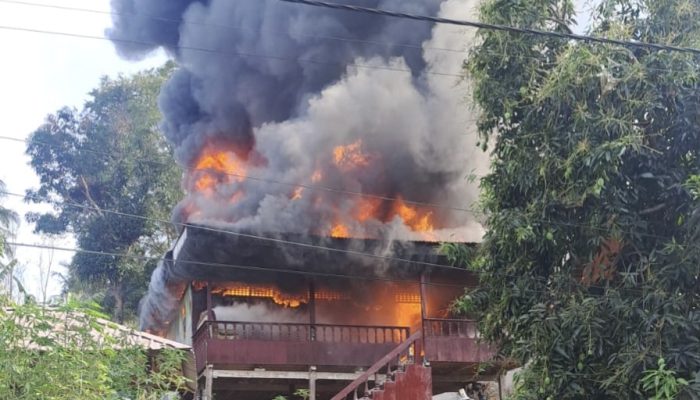 Rumah Panggung di Soppeng Terbakar Kerugian Ditaksir Ratusan Juta 