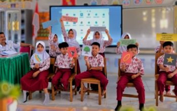 SD 165 Asanae Optimalkan Papan Interaktif Digital Siswa Antusias Belajar 