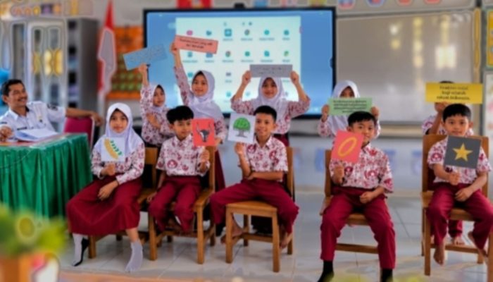 SD 165 Asanae Optimalkan Papan Interaktif Digital Siswa Antusias Belajar 