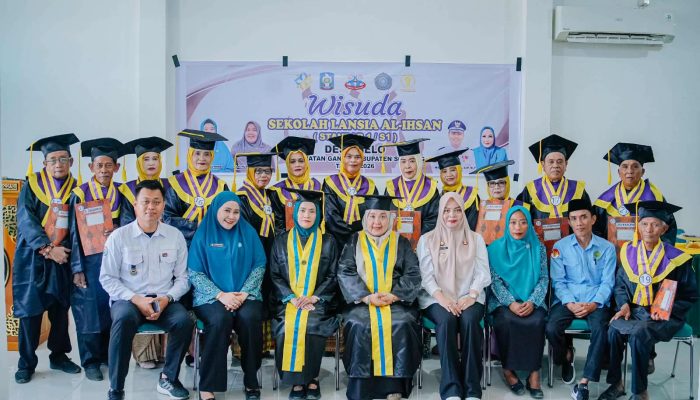 Wisuda Sekolah Lansia Al Ikhsan, DP3AP2KB Soppeng Dorong Lansia Tetap Produktif